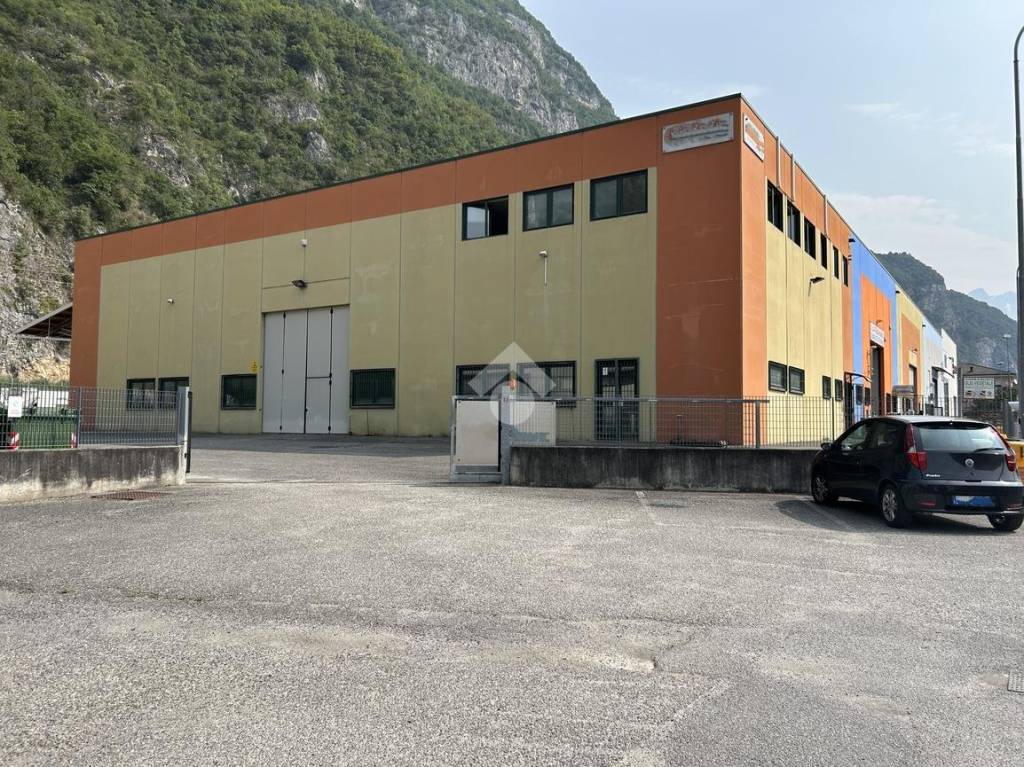 Capannone Industriale in vendita a Cividate Camuno via Sicula, 32