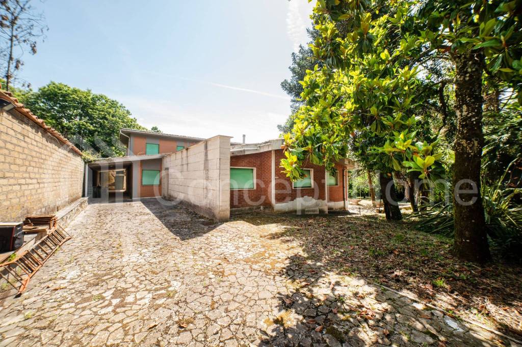 Villa in vendita a Bassiano strada Provinciale Ninfina I, 43