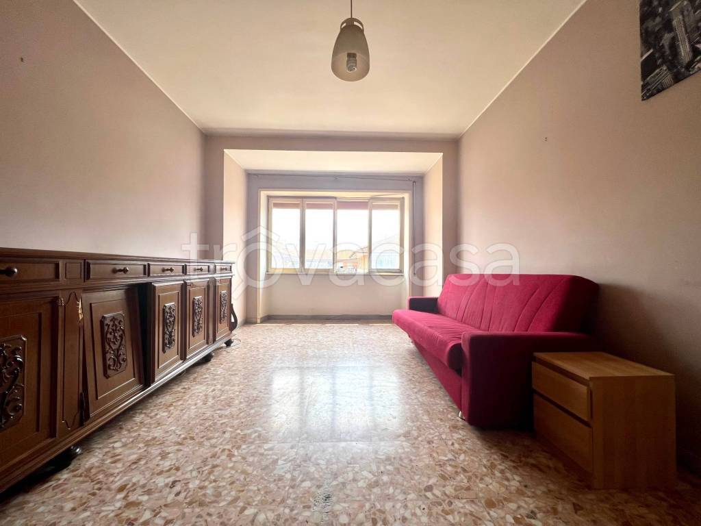 Appartamento in vendita a Roma via Statilio Ottato