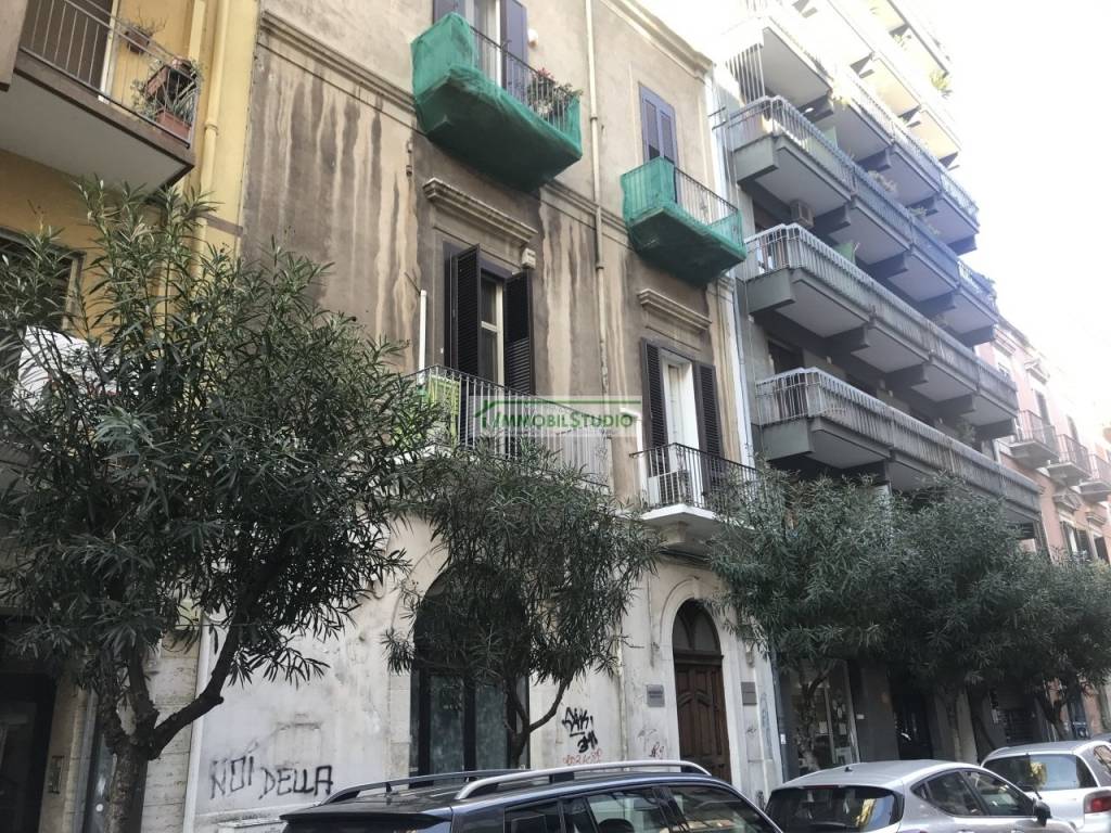 Negozio in vendita a Bari via putignani, 187