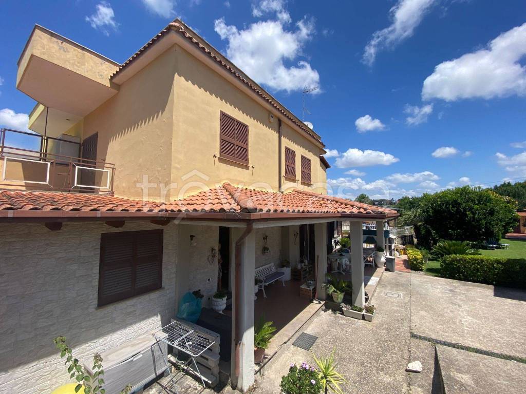 Villa Bifamiliare in vendita a Roma via Senorbì