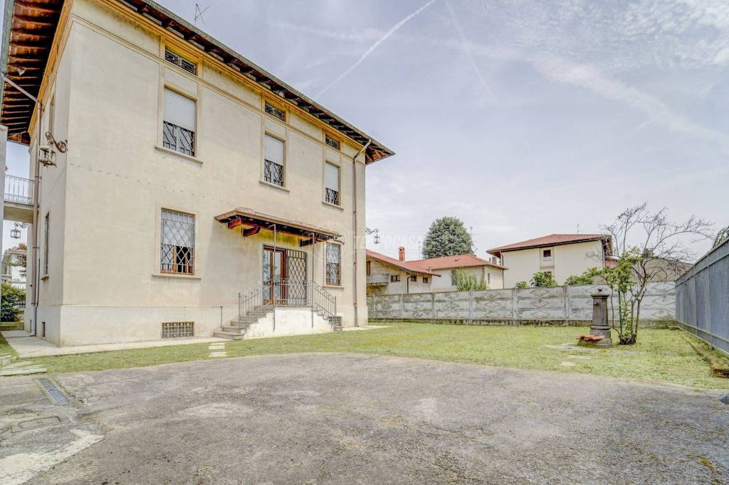 Villa in vendita a Cuggiono via Giuseppe Garibaldi 100
