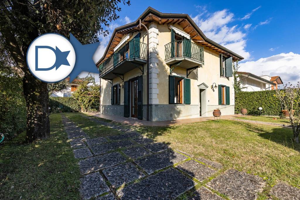 Villa in vendita a Pietrasanta via Alessandro Manzoni, 59