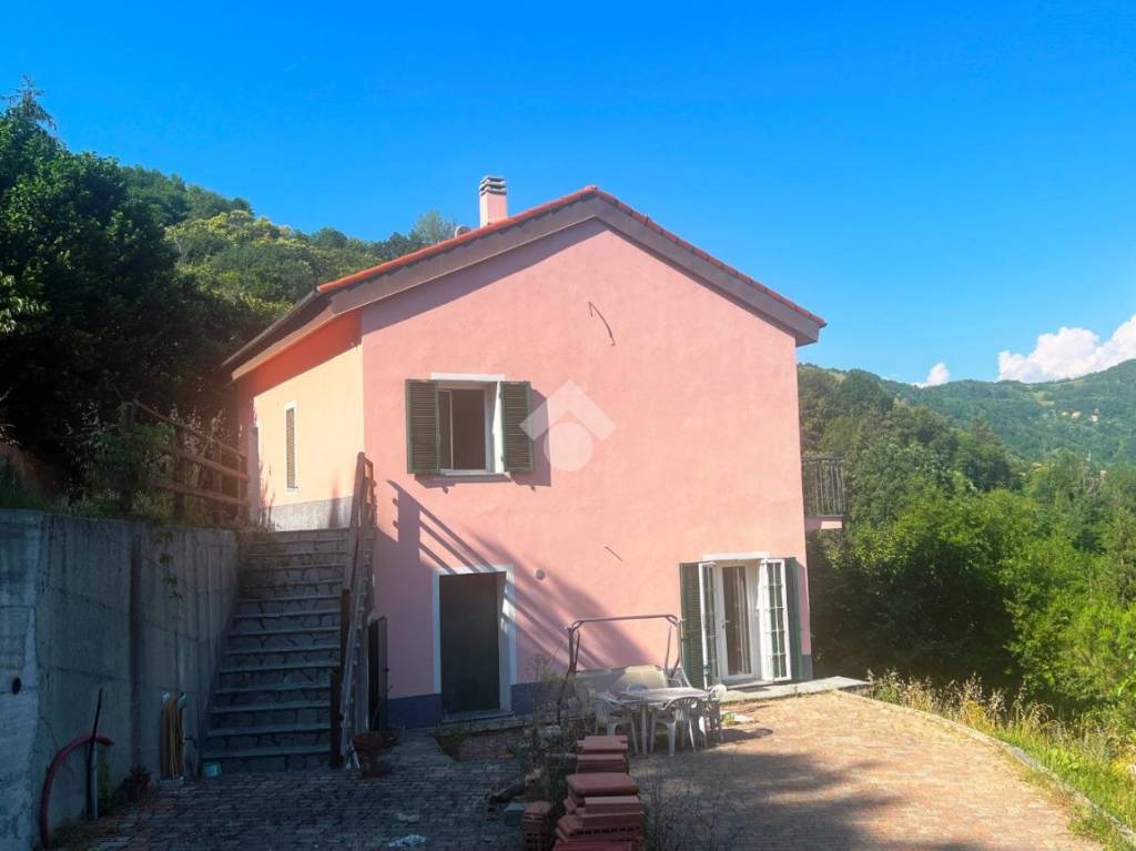 Villa in vendita a Serra Riccò via Cadelè Bricollo, 1