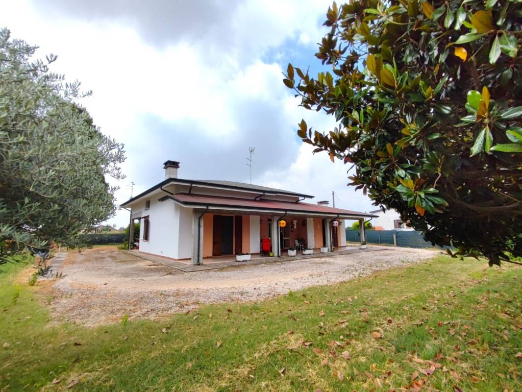 Villa in vendita a Quistello via Semeghini