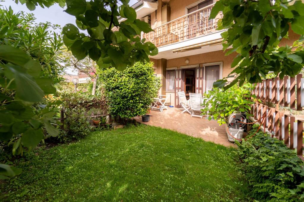 Villa Bifamiliare in vendita a Grottaferrata via Vecchia di Marino, 125