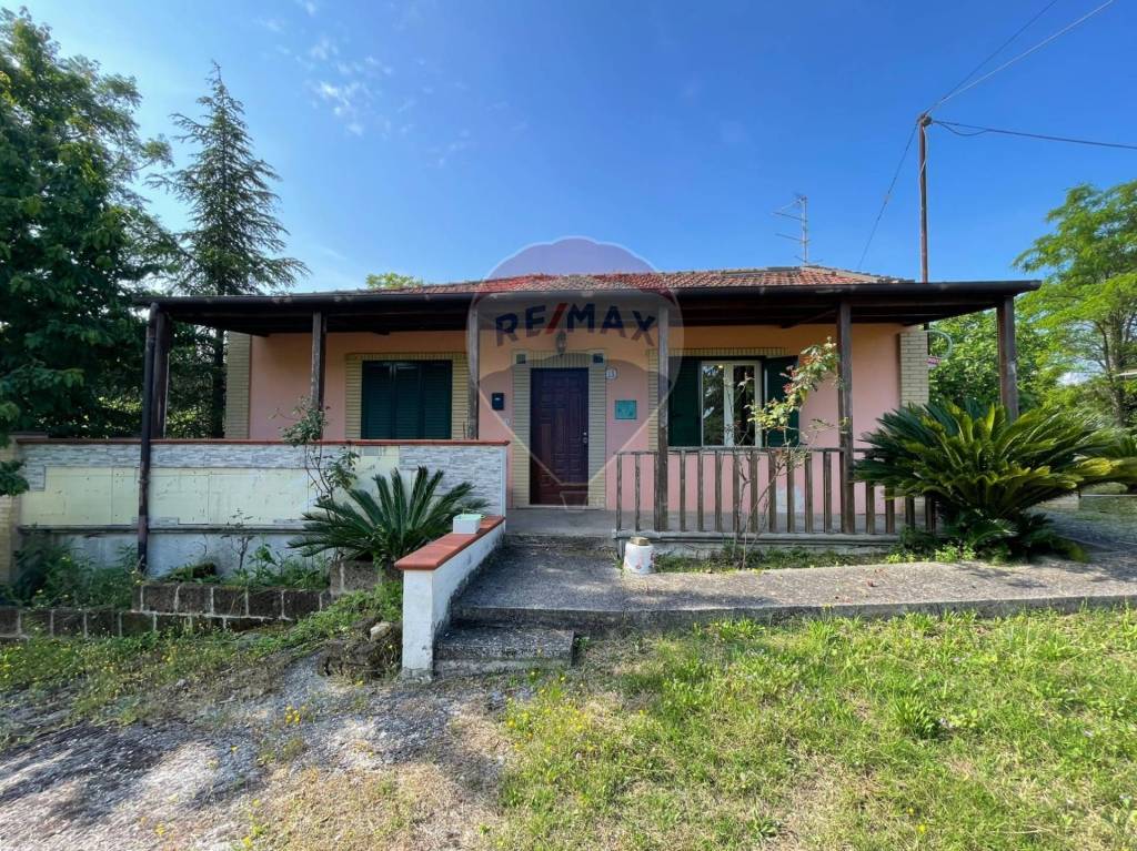 Casa Indipendente in vendita ad Alanno via Coccialonga, snc