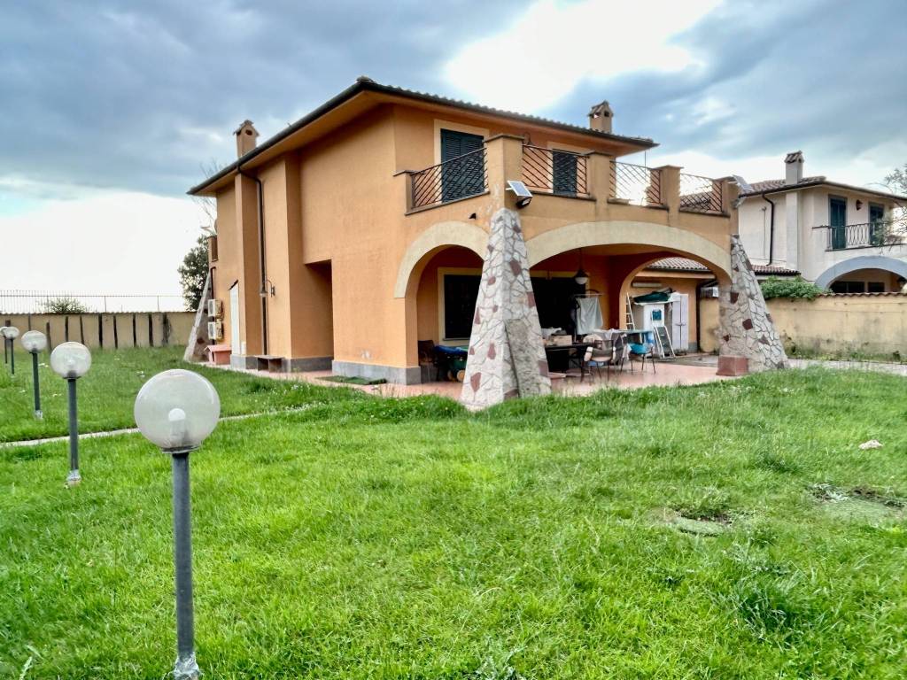 Villa Bifamiliare in vendita a Roma viale Prato Fiorito