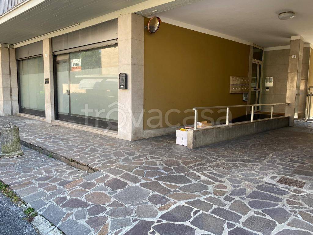 Negozio in vendita a Mapello via Antonio Locatelli, 13