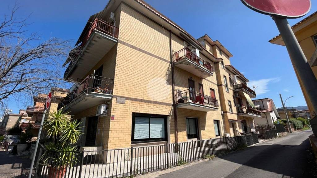 Appartamento in vendita a Tivoli via Lombardia, 1