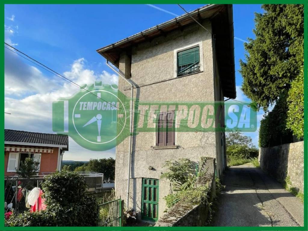 Villa in vendita a Laveno-Mombello via Canese