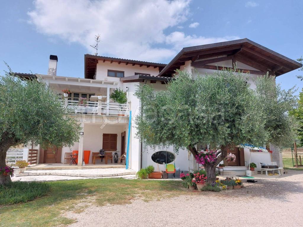 Villa Bifamiliare in vendita a Elice via Rocco Terenzi