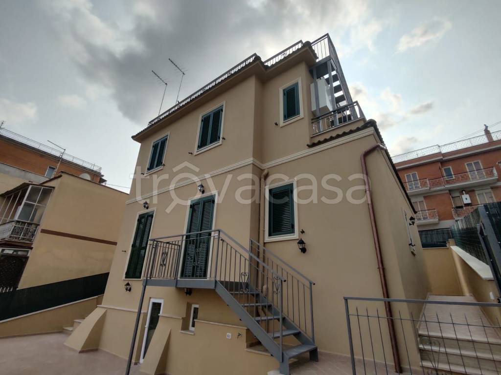 Appartamento in vendita a Roma via Antonio Pane