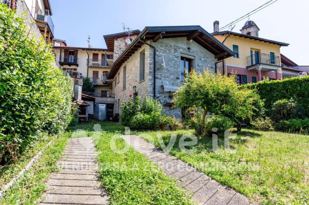 Villa in vendita a Brezzo di Bedero via Repubblica, snc