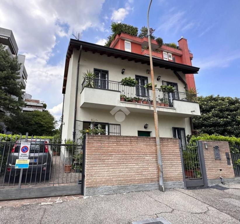 Villa in vendita a Monza via Giovanni Sibelius, 7