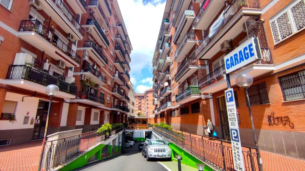 Appartamento in vendita a Roma via Telegono