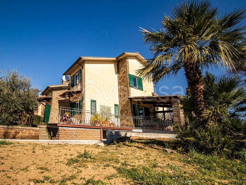 Villa in vendita a Sutri via delle Chimere