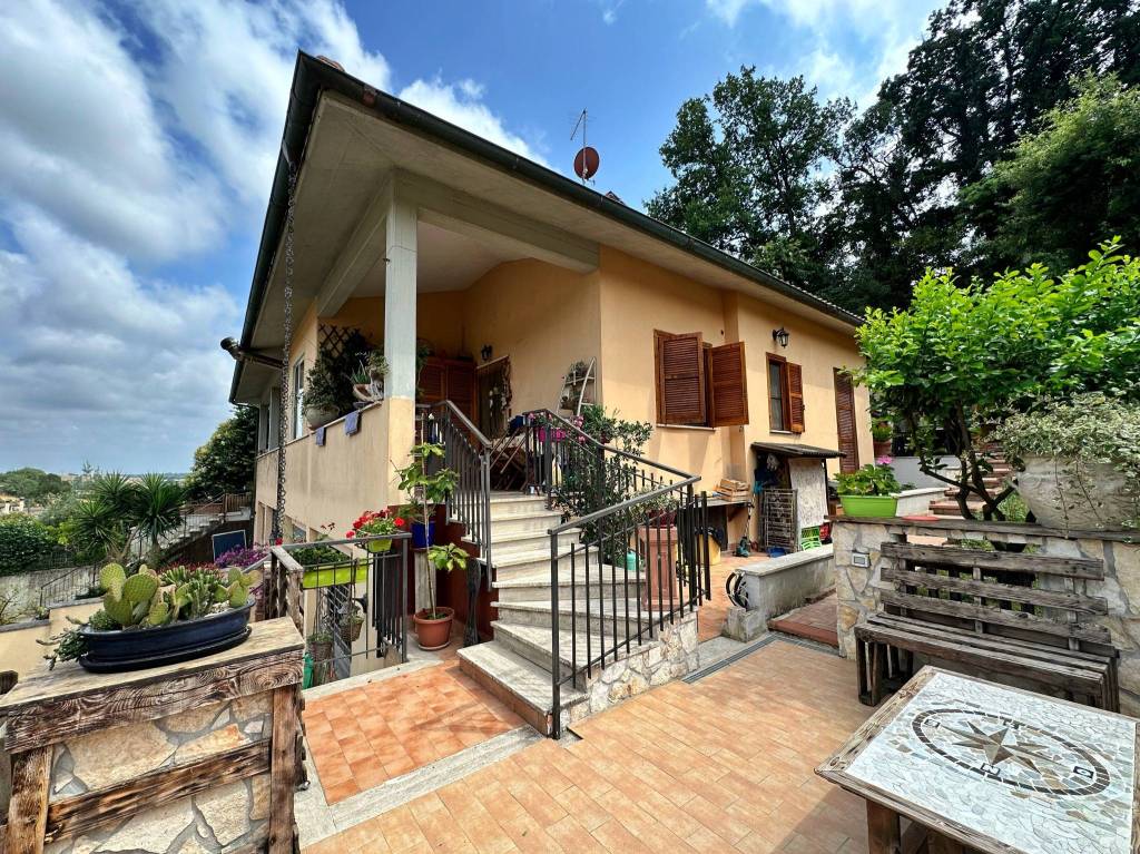 Villa Bifamiliare in vendita a Fiumicino via Solarussa