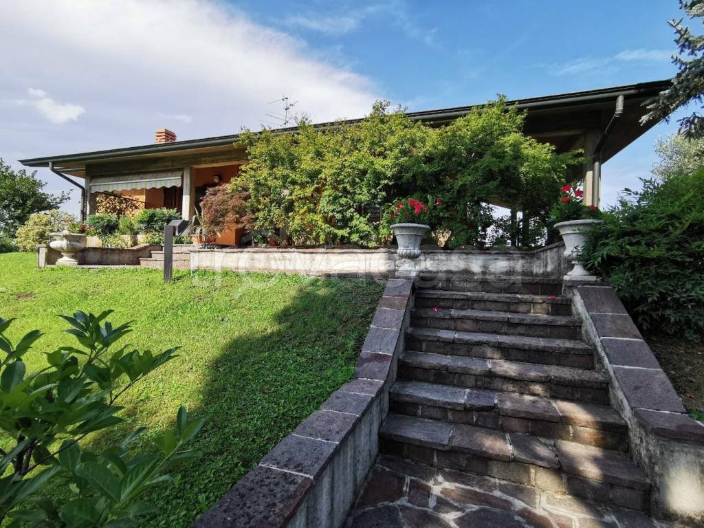 Villa Bifamiliare in vendita a Casirate d'Adda via XXV Aprile