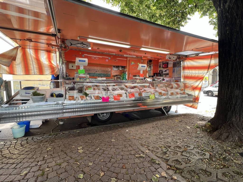 Negozio Alimentare in vendita a Pinerolo piazza Vittorio Veneto