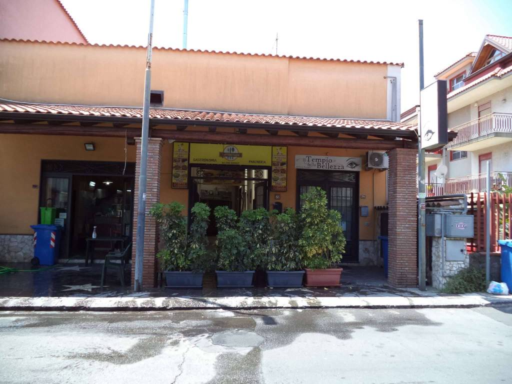 Negozio in vendita ad Aci Sant'Antonio via Santa Maria La Stella
