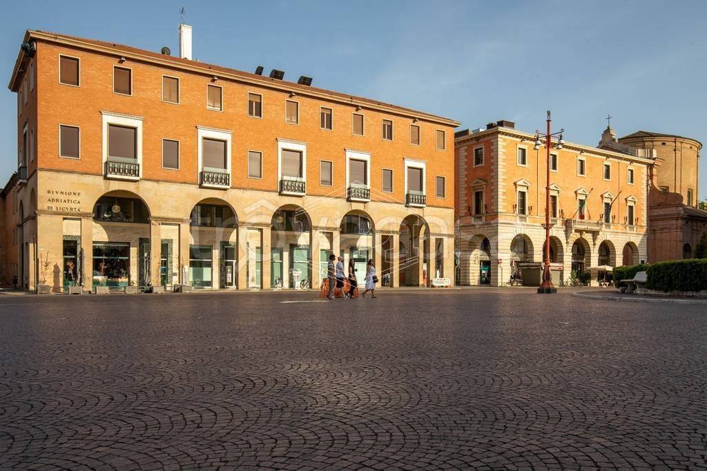 Negozio in vendita a Forlì piazza Aurelio Saffi