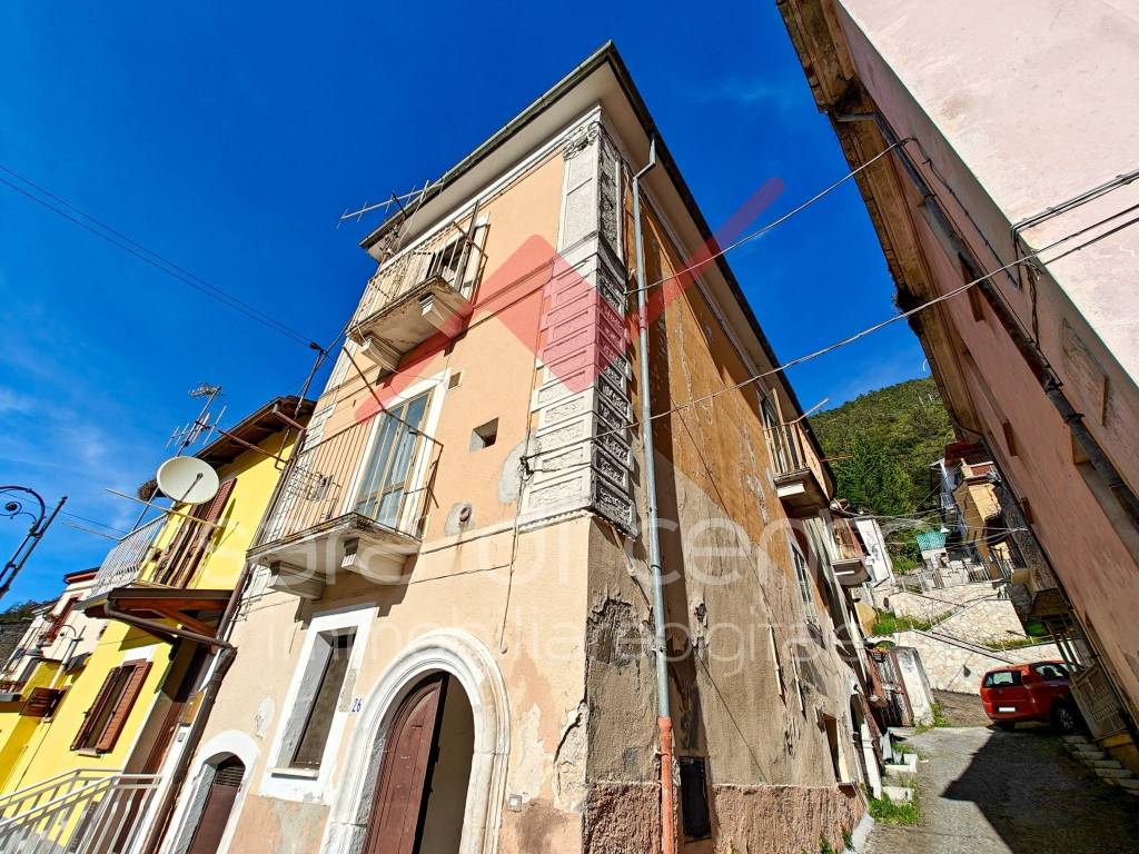 Casa Indipendente in vendita a Introdacqua via Concezio di Rienzo, 26