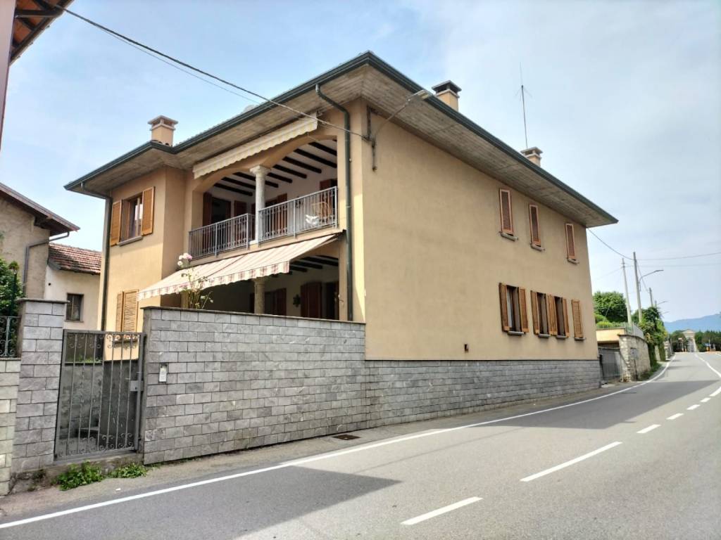 Villa Bifamiliare in vendita a Travedona-Monate via San Francesco