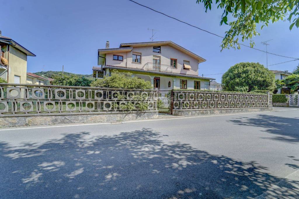 Villa Bifamiliare in vendita a Sesto Calende via Locatelli