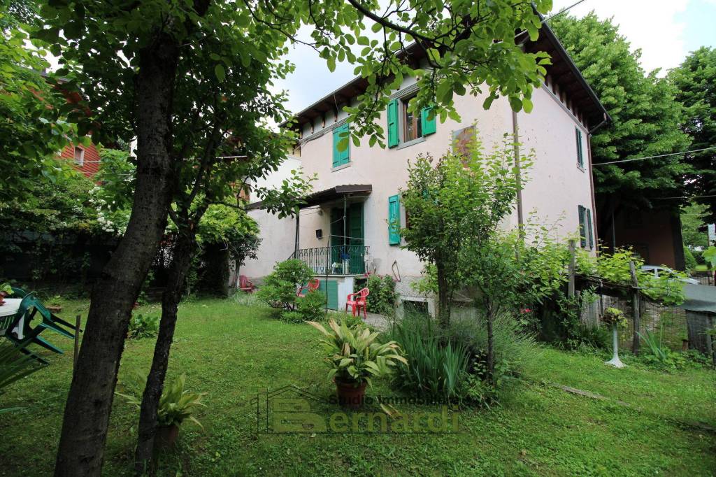 Villa Bifamiliare in vendita a Fanano viale Rimembranze, 9