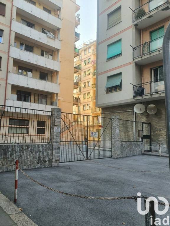 Garage in vendita a Genova via Walter Fillak