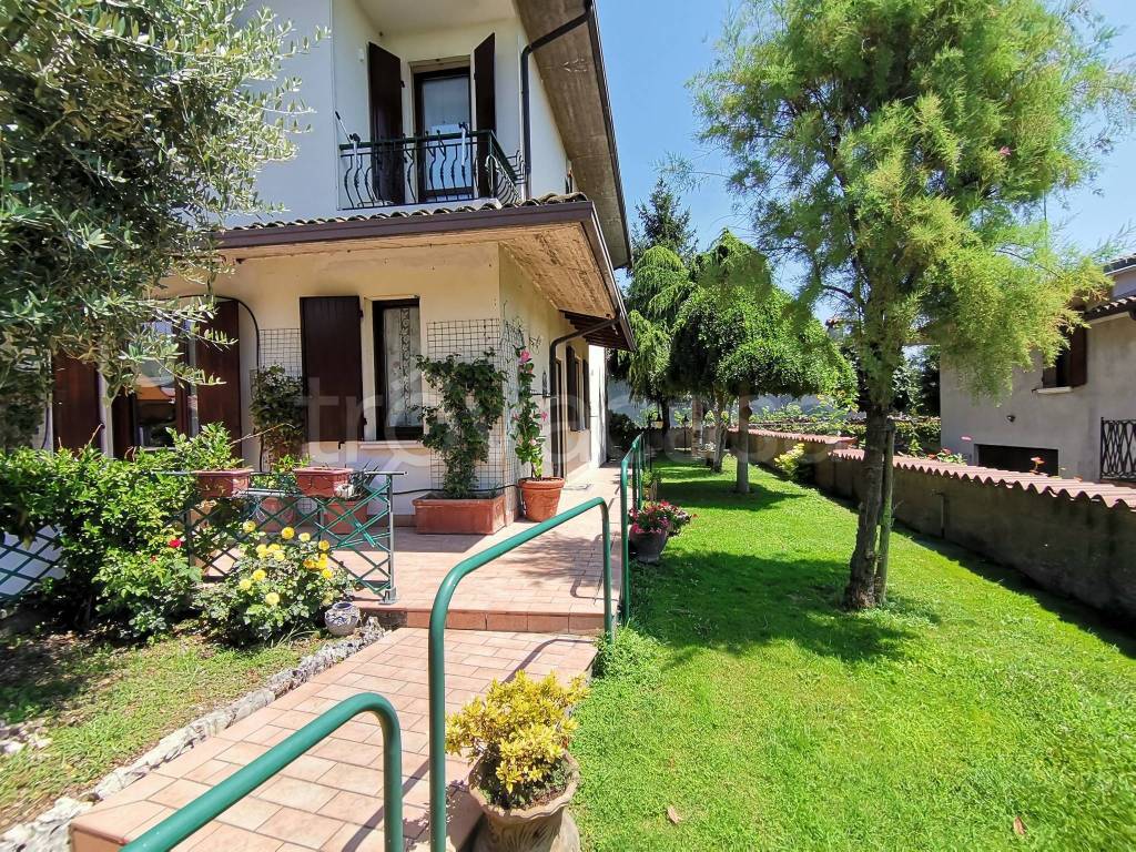 Villa Bifamiliare in vendita a Leno via Friuli