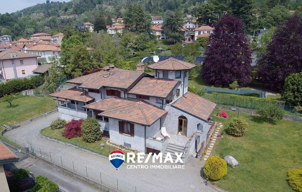 Villa in vendita a Cocquio-Trevisago via Giovanni Pascoli