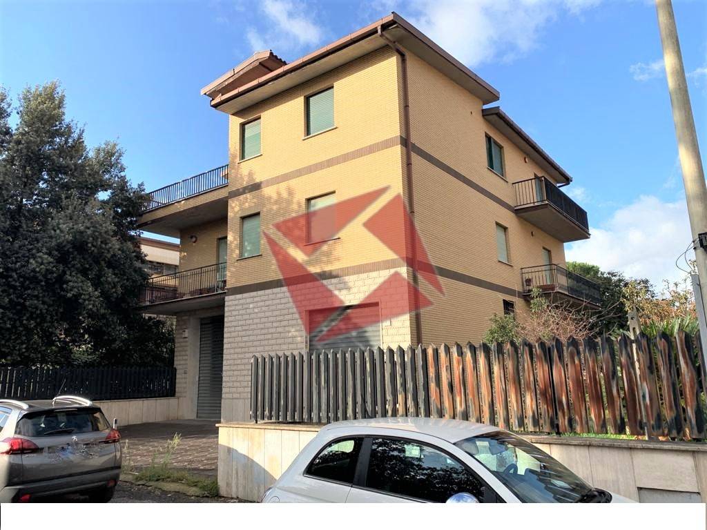 Appartamento in vendita a Roma via Custonaci