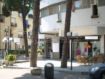 Negozio in vendita a Comacchio viale carducci 140/142, Lido degli Estensi