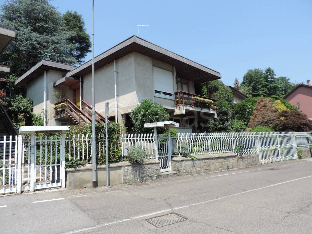 Villa in vendita a Cesano Maderno via Don Luigi Orione, 8