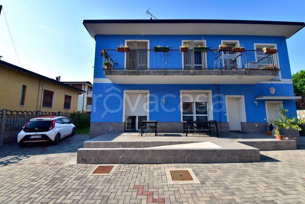 Villa in vendita a Saronno via San Solutore, 34