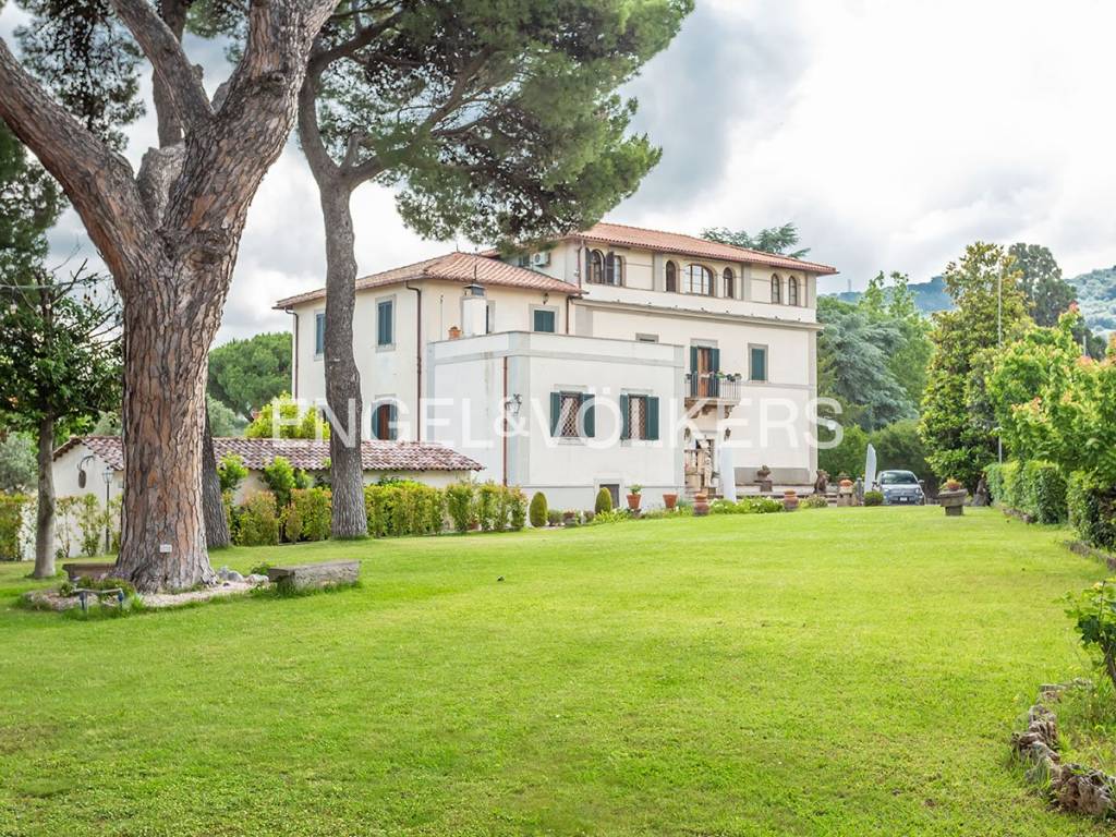 Villa Bifamiliare in vendita a Frascati via Tuscolana, 20