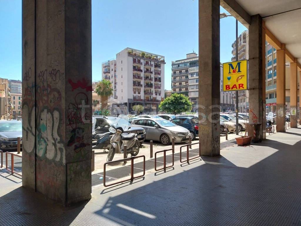 Negozio in vendita a Palermo piazza Don Luigi Sturzo, 40