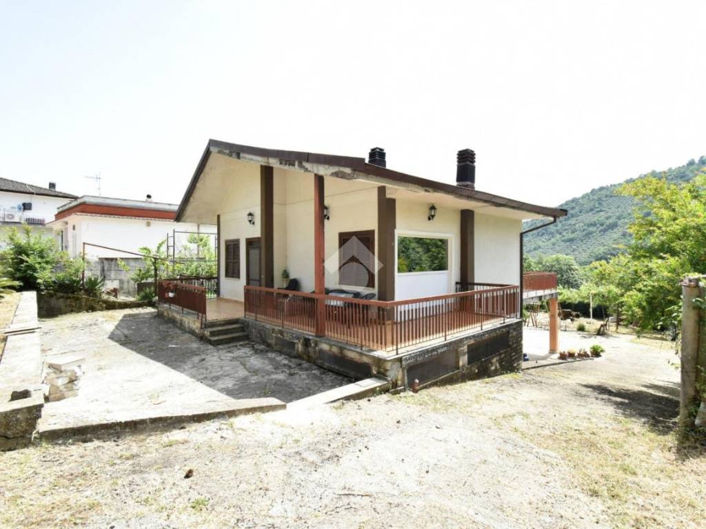 Villa in vendita a Bassiano via Sezze, 75