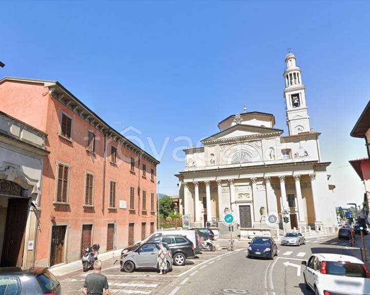 Negozio in affitto a Seriate piazza Papa Giovanni XXIII
