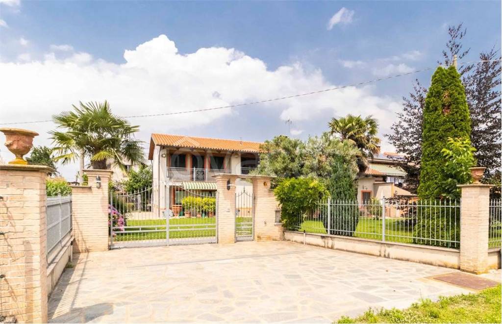 Villa in vendita a Cavour via macello, 78