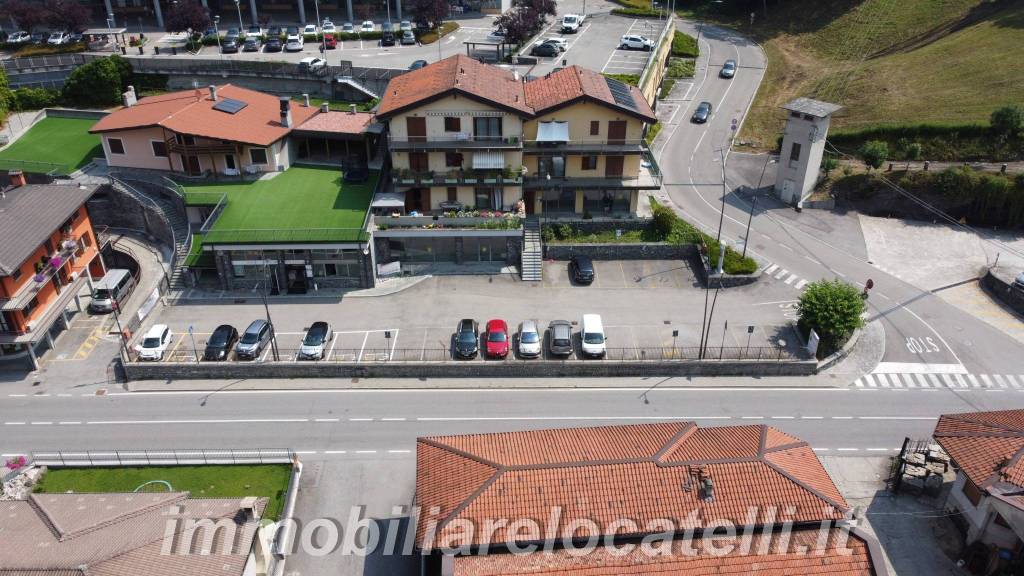 Negozio in vendita a Sant'Omobono Terme viale Vittorio Veneto, 56