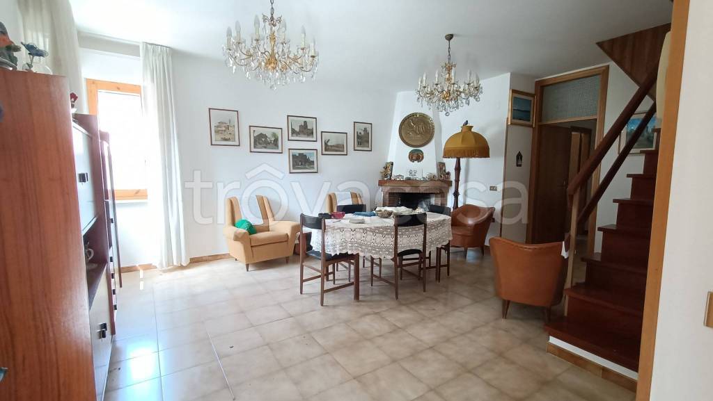Villa Bifamiliare in vendita a Serravalle di Chienti via Vallesina