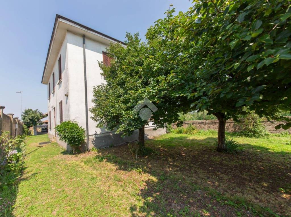 Villa Bifamiliare in vendita a Lainate via Pogliano, 53