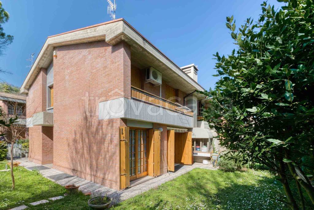 Villa a Schiera in vendita a Bologna via Cesare Pavese