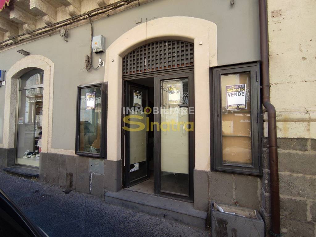 Negozio in vendita a Paternò via Vittorio Emanuele, 50