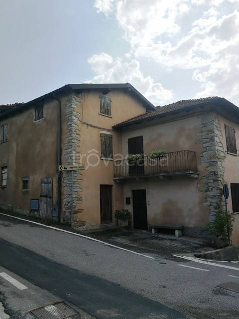 Casa Indipendente in vendita a Caprino Bergamasco via Casale
