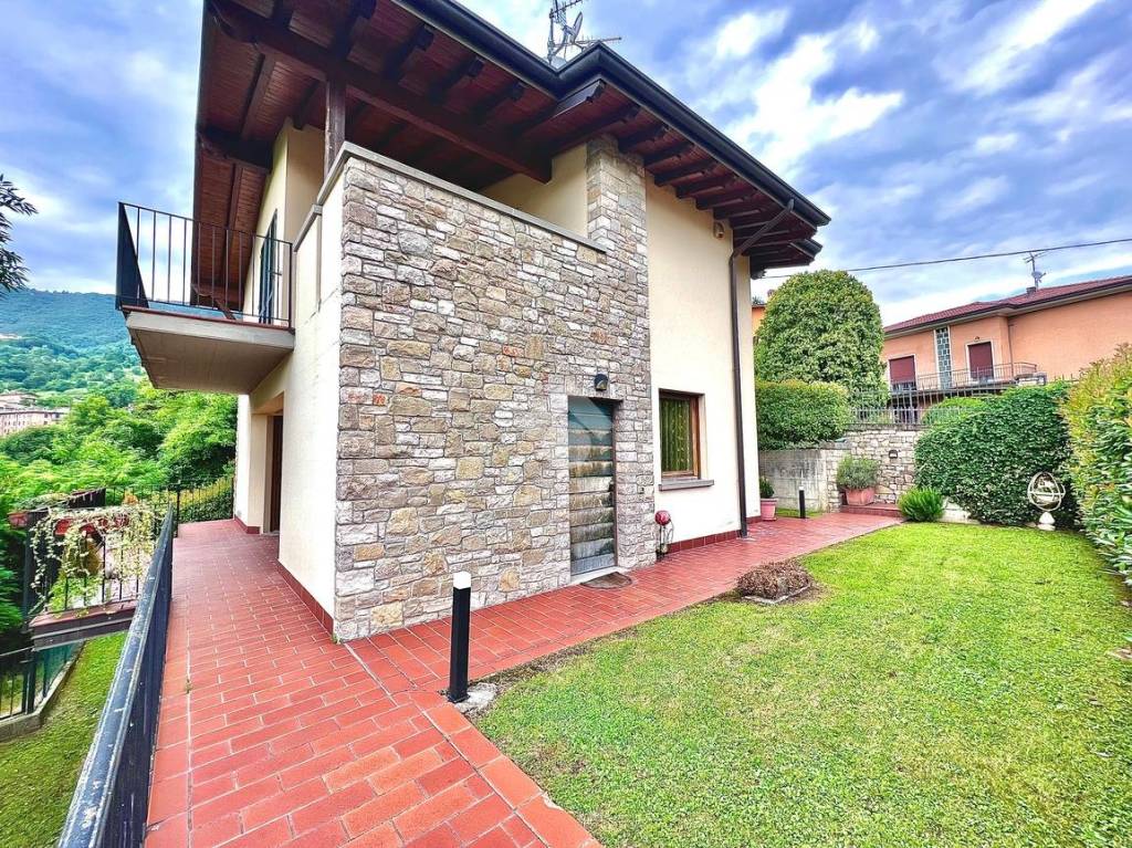 Villa in vendita a Casazza via Fonti
