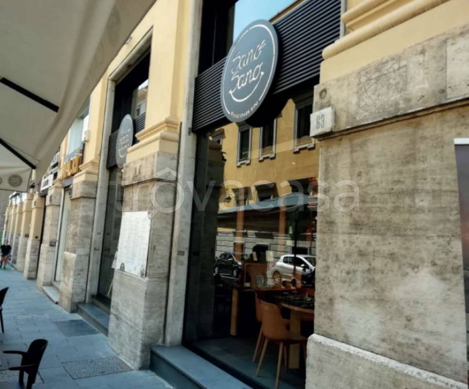 Filiale Bancaria in vendita a Napoli via Santa Brigida 62-64